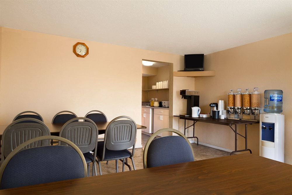 Knights Inn Камлупс Екстериор снимка